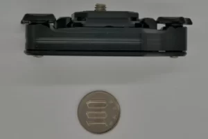 Ulanzi カメラホルスターの100円玉と比較した厚さ